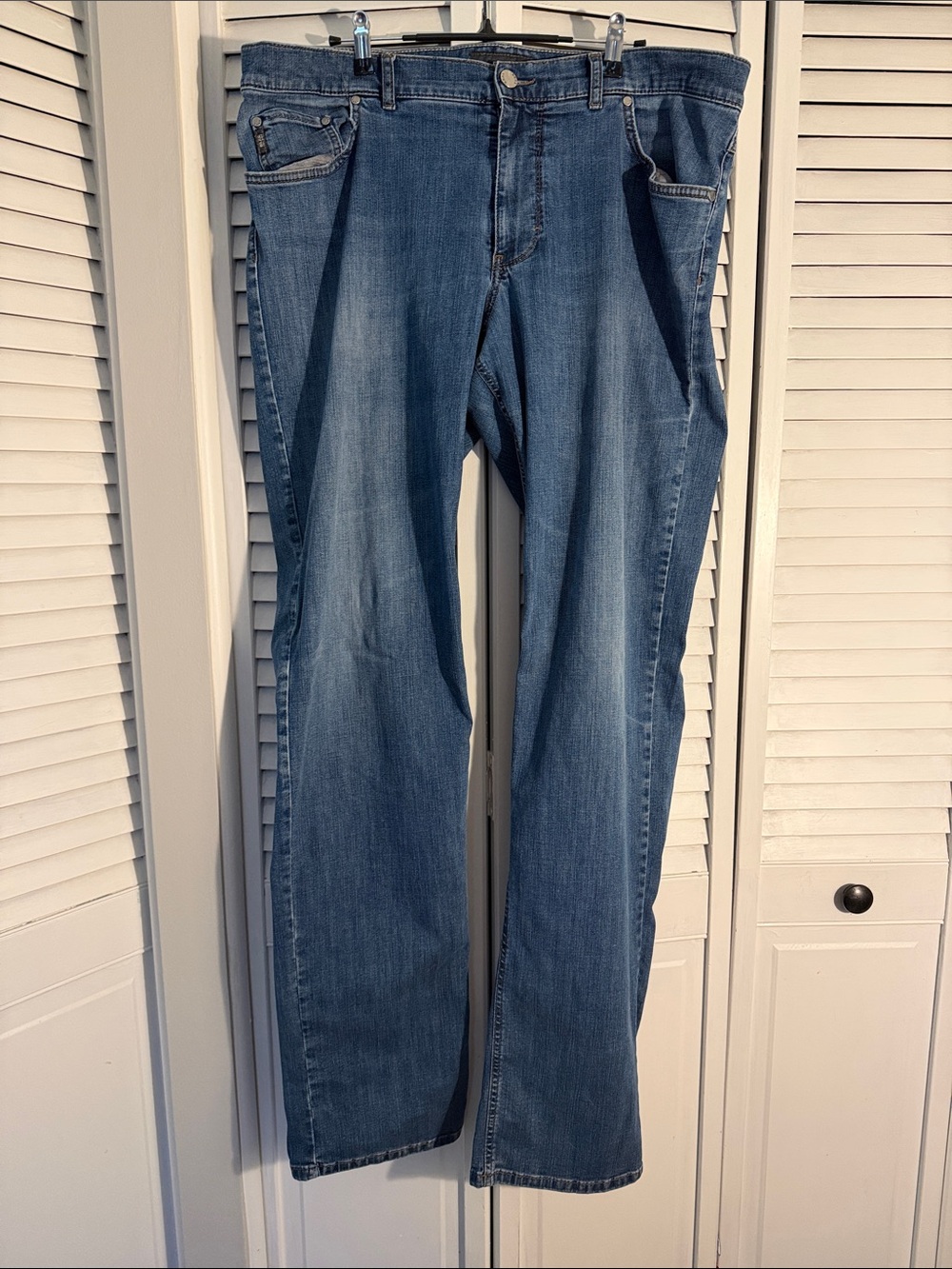 Men's Straight Jeans in Medium Blue Wash
